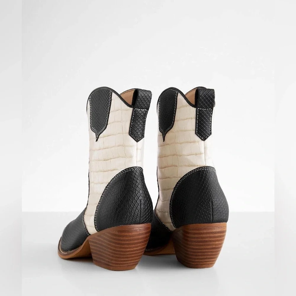NWT ARider Eden Western Inspired Embossed Black White Cow Print Size 7